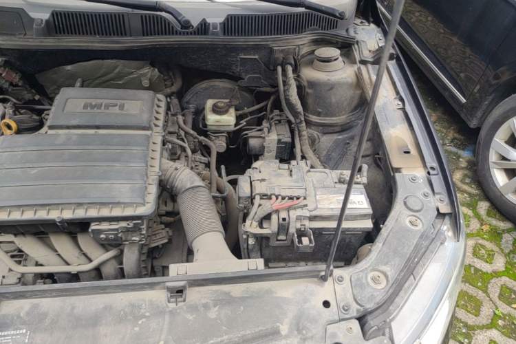 Used Volkswagen Lavida 2015 1.6L Manual Fashion Edition Engine Bay Left