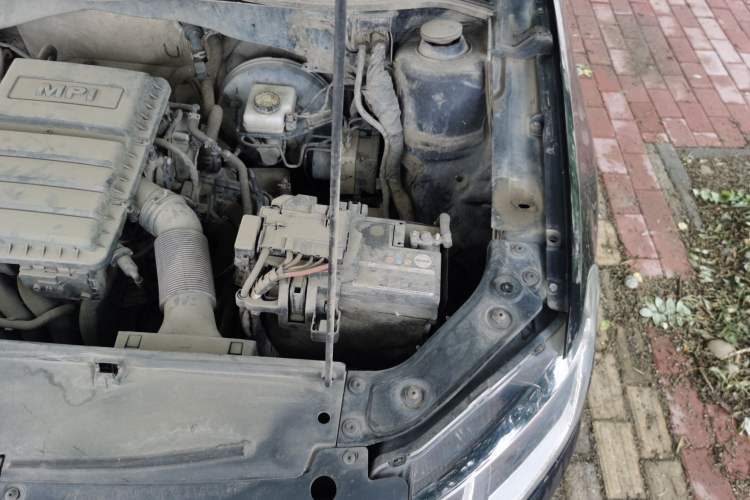Used Volkswagen Lavida 2015 1.6L Automatic Comfort Edition Engine Bay Left