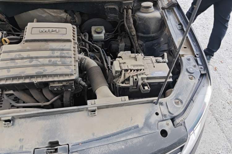 Used Volkswagen Lavida 2015 1.6L Automatic Fashion Edition Engine Bay Left