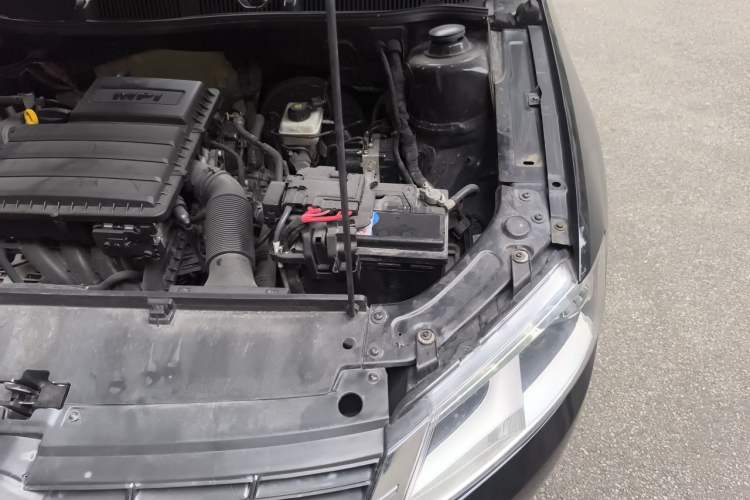 Used Volkswagen Lavida 2015 1.6L Automatic Fashion Edition Engine Bay Left
