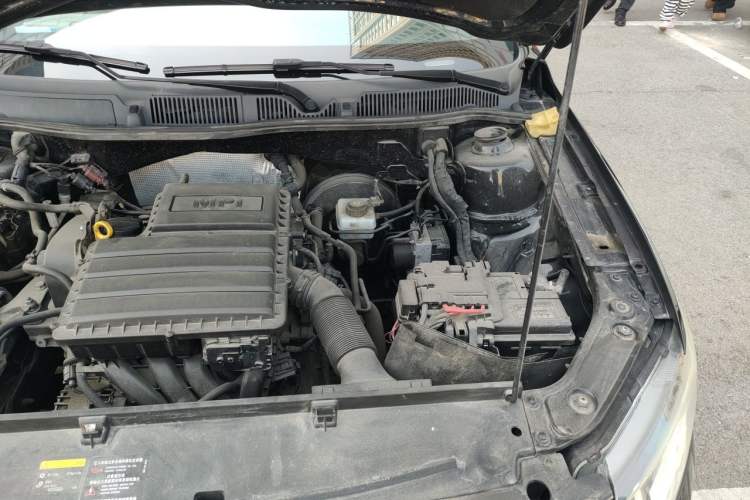 Used Volkswagen Lavida 2015 1.6L Manual Fashion Edition Engine Bay Left