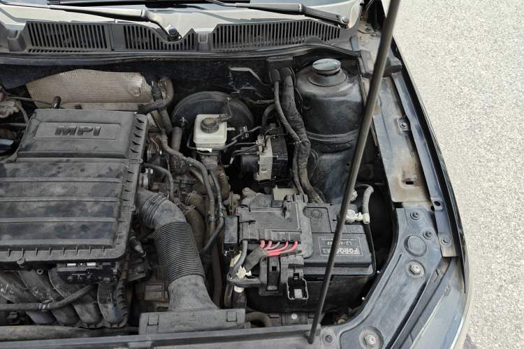 Used Volkswagen Lavida 2015 1.6L Automatic Fashion Edition Engine Bay Left