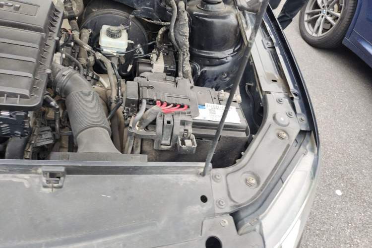 Used Volkswagen Lavida 2015 1.6L Automatic Comfort Edition Engine Bay Left