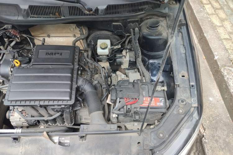 Used Volkswagen Lavida 2015 1.6L Automatic Comfort Edition Engine Bay Left