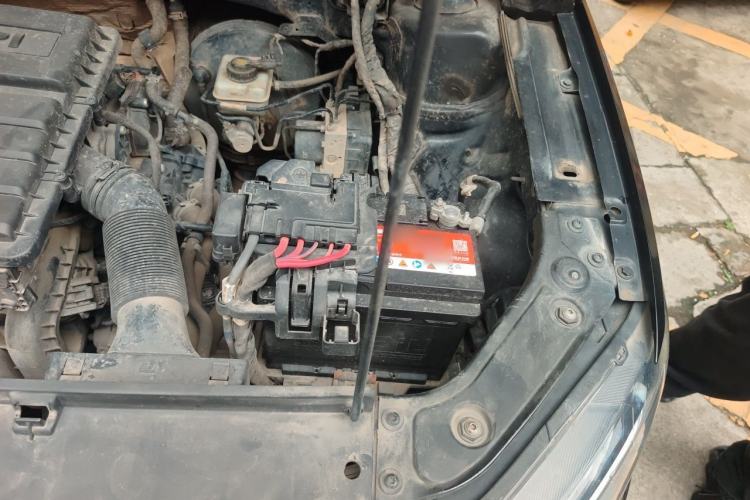 Used Volkswagen Lavida 2015 1.6L Manual Fashion Edition Engine Bay Left