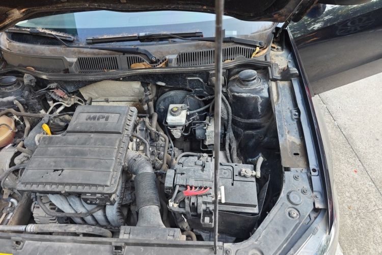 Used Volkswagen Lavida 2015 1.6L Manual Fashion Edition Engine Bay Left