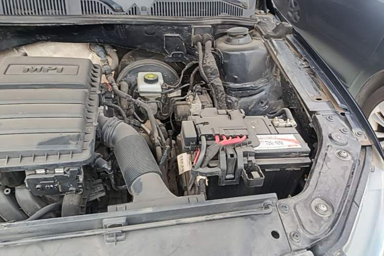 Used Volkswagen Lavida 2015 1.6L Automatic Fashion Edition Engine Bay Left