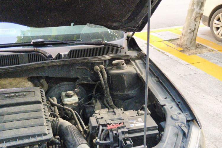 Used Volkswagen Lavida 2015 1.6L Automatic Fashion Edition Engine Bay Left