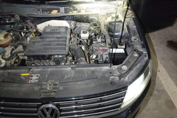 Used Volkswagen Lavida 2015 1.6L Automatic Fashion Edition Engine Bay Left