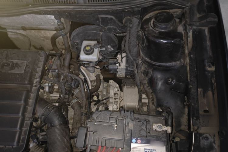 Used Volkswagen Lavida 2015 1.6L Automatic Comfort Edition Engine Bay Left
