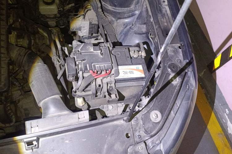 Used Volkswagen Lavida 2015 1.6L Automatic Comfort Edition Engine Bay Left