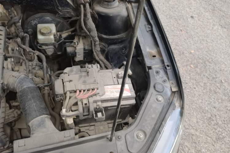 Used Volkswagen Lavida 2015 1.6L Manual Fashion Edition Engine Bay Left