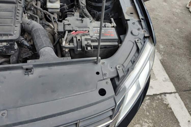 Used Volkswagen Lavida 2015 1.6L Automatic Comfort Edition Engine Bay Left