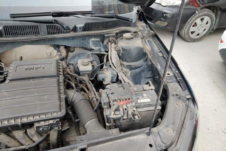 Used Volkswagen Lavida 2015 1.6L Automatic Comfort Edition Engine Bay Left