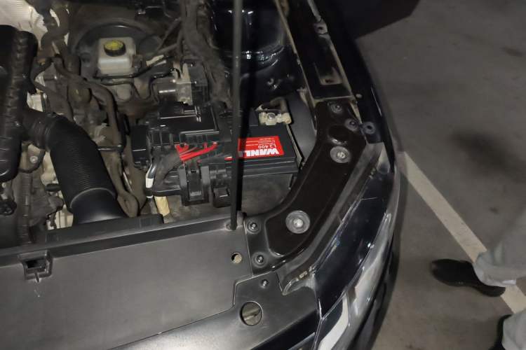 Used Volkswagen Lavida 2015 1.6L Manual Comfort Edition Engine Bay Left