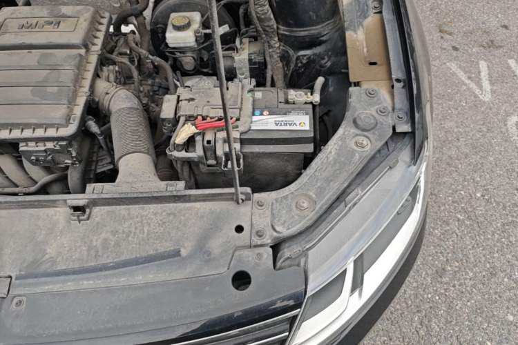 Used Volkswagen Lavida 2015 1.6L Automatic Comfort Edition Engine Bay Left