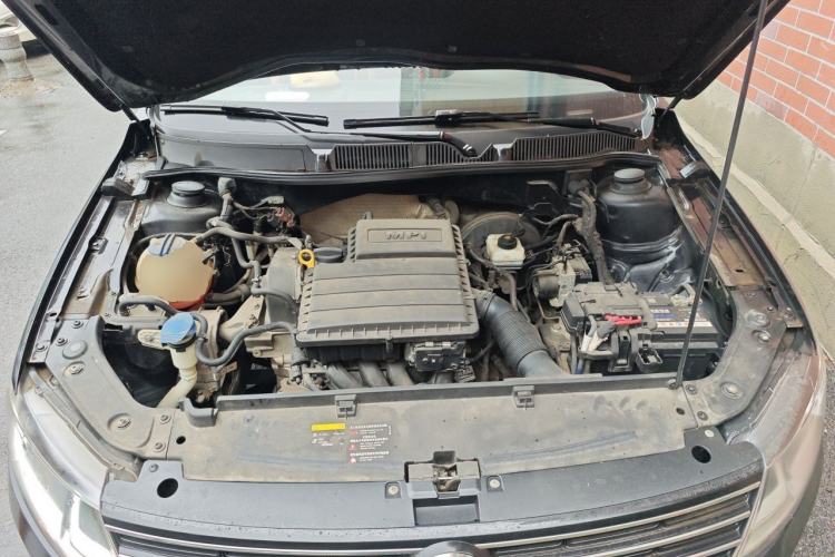 Used Volkswagen Lavida 2015 1.6L Manual Fashion Edition Engine Bay