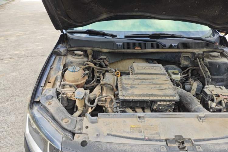 Used Volkswagen Lavida 2015 1.6L Manual Comfort Edition Engine Bay Right