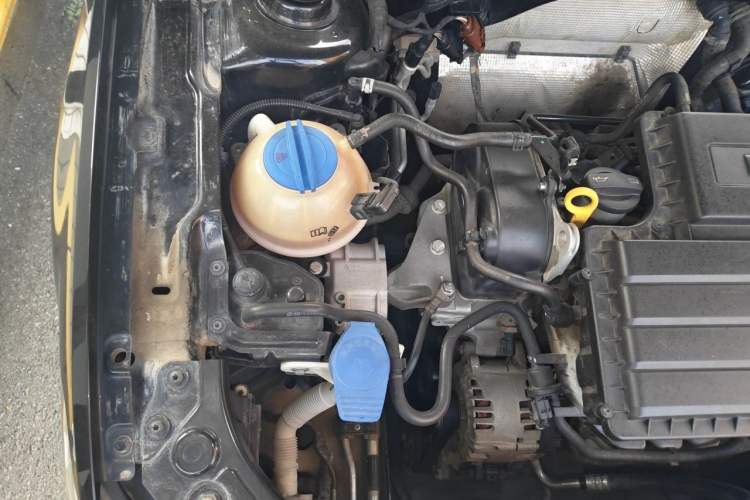 Used Volkswagen Lavida 2015 1.6L Manual Fashion Edition Engine Bay Right