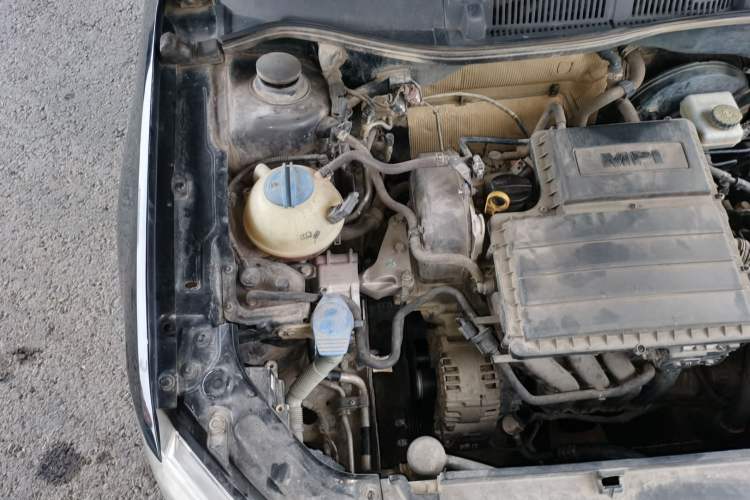 Used Volkswagen Lavida 2015 1.6L Automatic Fashion Edition Engine Bay Right