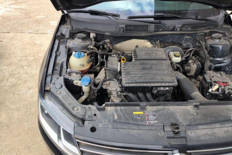 Used Volkswagen Lavida 2015 1.6L Manual Fashion Edition Engine Bay Right