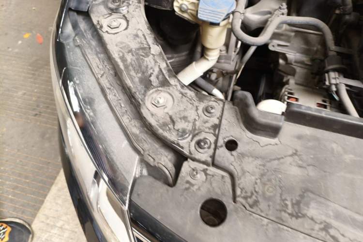 Used Volkswagen Lavida 2015 1.6L Automatic Fashion Edition Engine Bay Right