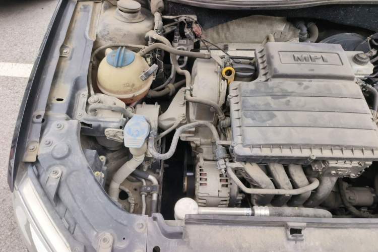 Used Volkswagen Lavida 2015 1.6L Manual Fashion Edition Engine Bay Right