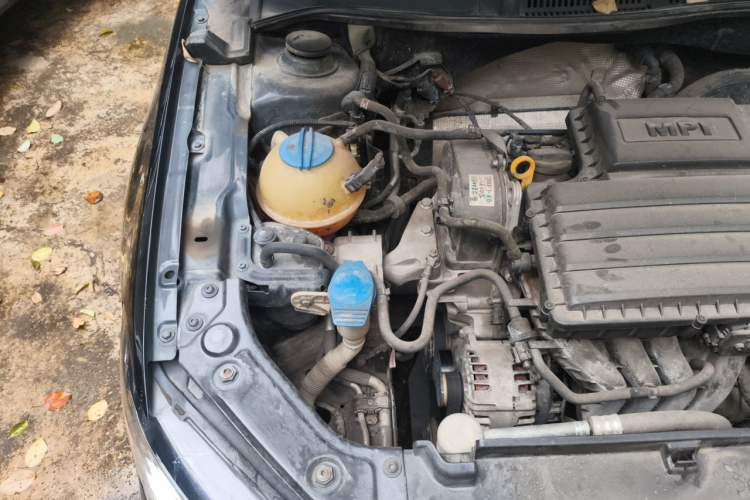 Used Volkswagen Lavida 2015 1.6L Manual Comfort Edition Engine Bay Right