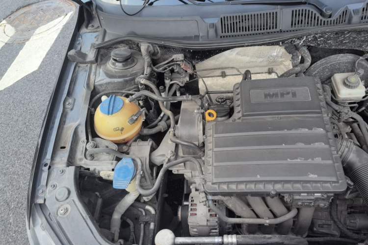 Used Volkswagen Lavida 2015 1.6L Automatic Fashion Edition Engine Bay Right