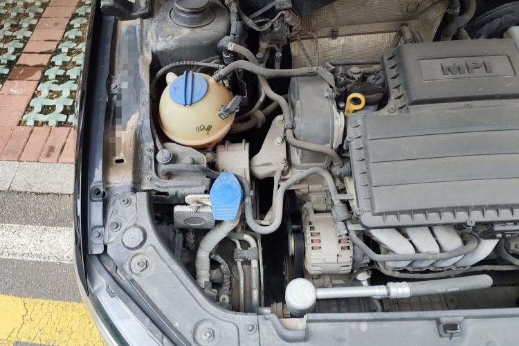 Used Volkswagen Lavida 2015 1.6L Manual Fashion Edition Engine Bay Right