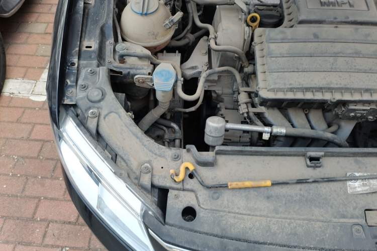 Used Volkswagen Lavida 2015 1.6L Automatic Fashion Edition Engine Bay Right