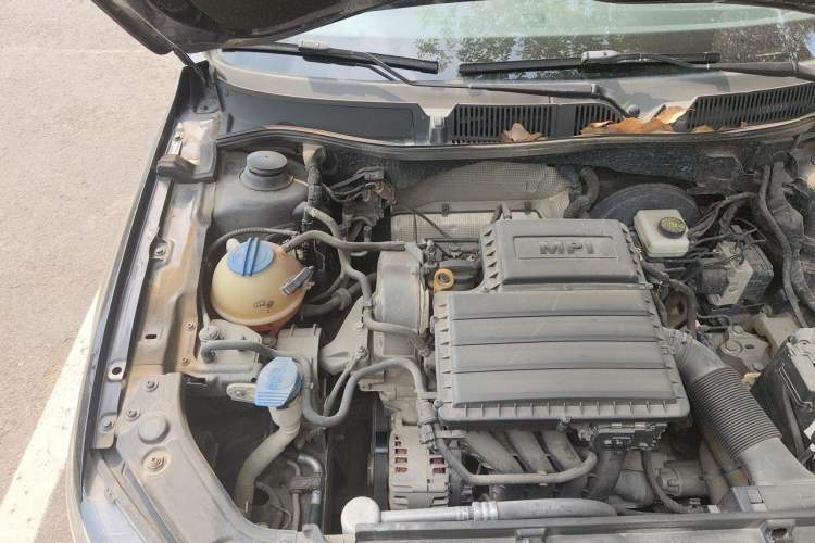 Used Volkswagen Lavida 2015 1.6L Manual Comfort Edition Engine Bay Right