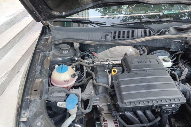 Used Volkswagen Lavida 2015 1.6L Manual Comfort Edition Engine Bay Right