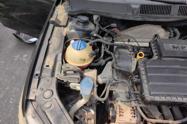 Used Volkswagen Lavida 2015 1.6L Automatic Comfort Edition Engine Bay Right