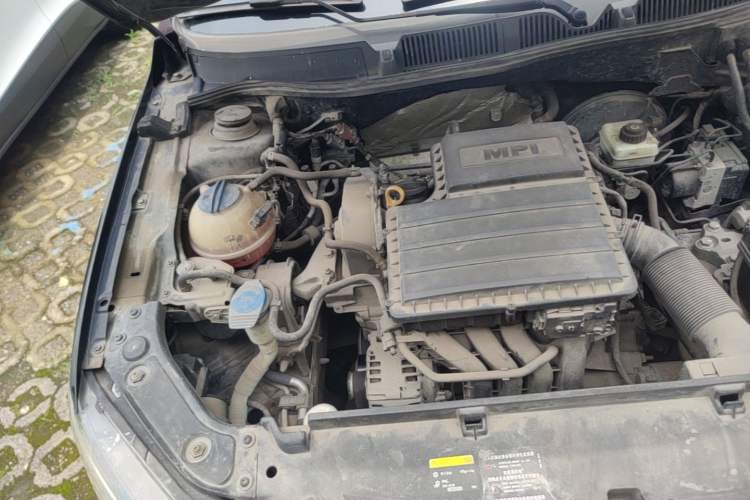 Used Volkswagen Lavida 2015 1.6L Manual Fashion Edition Engine Bay Right