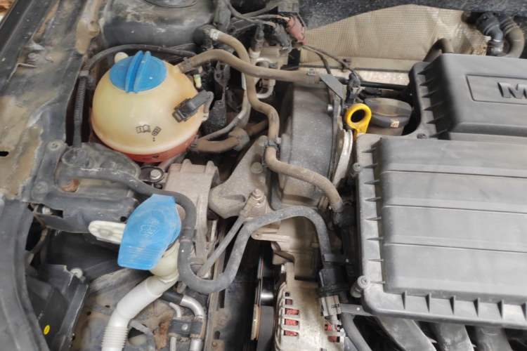 Used Volkswagen Lavida 2015 1.6L Manual Fashion Edition Engine Bay Right