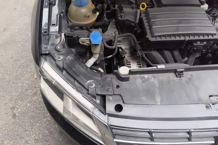 Used Volkswagen Lavida 2015 1.6L Automatic Fashion Edition Engine Bay Right