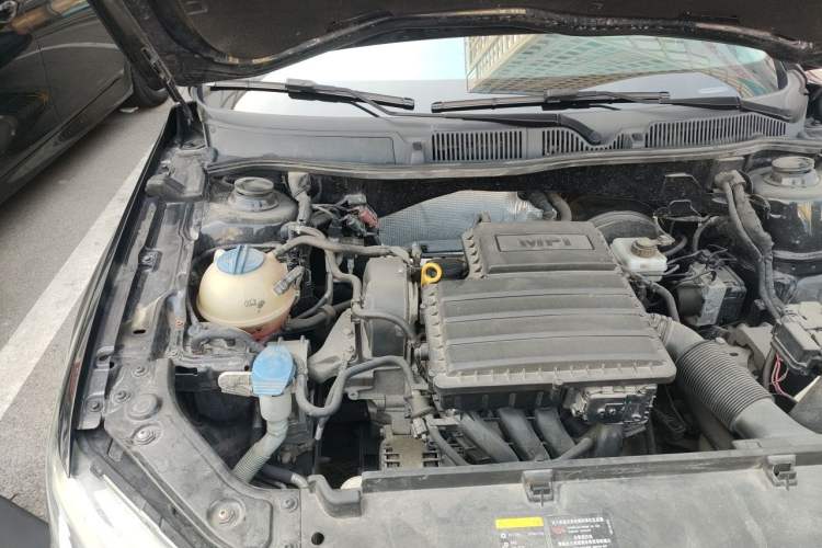 Used Volkswagen Lavida 2015 1.6L Manual Fashion Edition Engine Bay Right