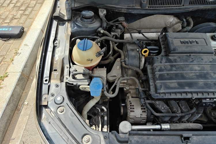 Used Volkswagen Lavida 2015 1.6L Automatic Fashion Edition Engine Bay Right