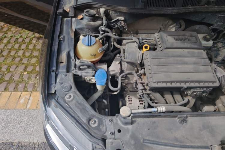 Used Volkswagen Lavida 2015 1.6L Manual Comfort Edition Engine Bay Right