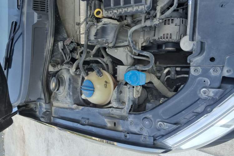 Used Volkswagen Lavida 2015 1.6L Automatic Fashion Edition Engine Bay Right