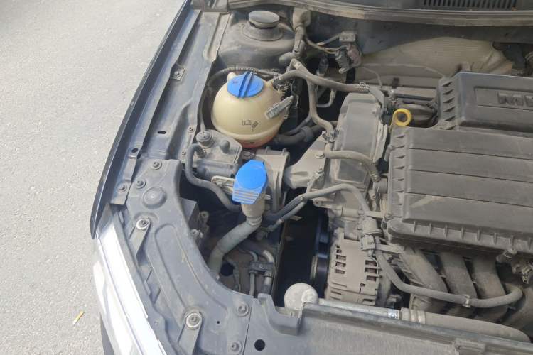Used Volkswagen Lavida 2015 1.6L Automatic Fashion Edition Engine Bay Right