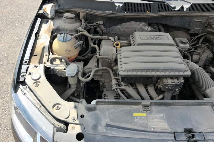 Used Volkswagen Lavida 2015 1.6L Manual Comfort Edition Engine Bay Right