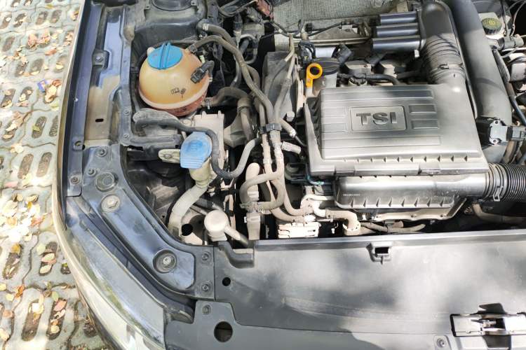 Used Volkswagen Lavida 2015 230TSI DSG Comfort Edition Engine Bay Right