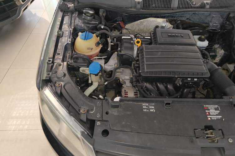 Used Volkswagen Lavida 2015 1.6L Automatic Fashion Edition Engine Bay Right