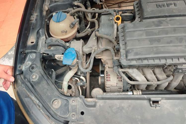 Used Volkswagen Lavida 2015 1.6L Manual Fashion Edition Engine Bay Right