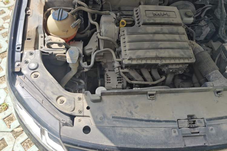 Used Volkswagen Lavida 2015 1.6L Manual Comfort Edition Engine Bay Right