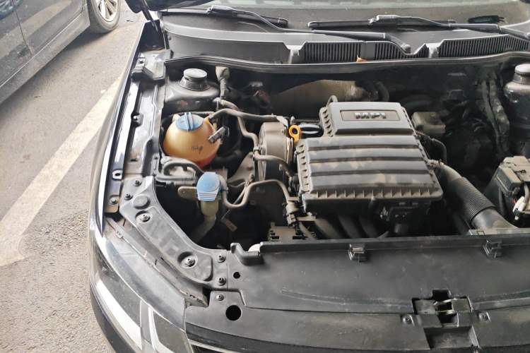 Used Volkswagen Lavida 2015 1.6L Manual Comfort Edition Engine Bay Right