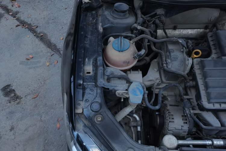 Used Volkswagen Lavida 2015 1.6L Manual Fashion Edition Engine Bay Right