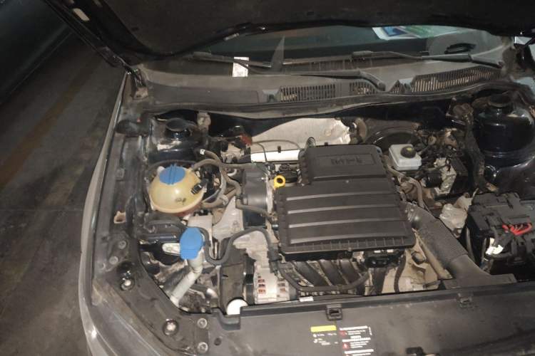 Used Volkswagen Lavida 2015 1.6L Manual Fashion Edition Engine Bay Right